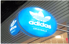 adidas  간판 사진